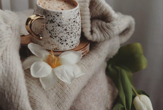 pull en cachemire avec tasse et fleurs