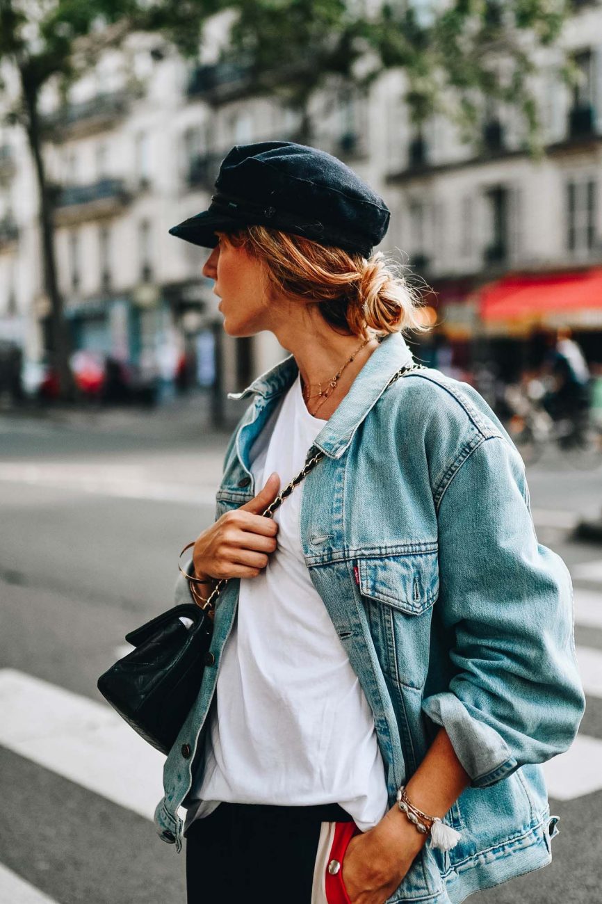 Woman wearing a cap for slim face in a casual look