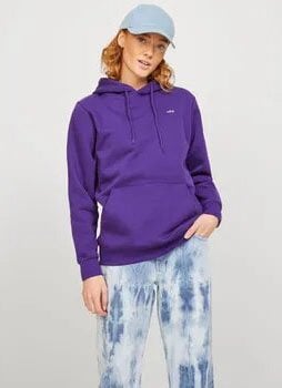 Woman wearing a closed sweatshirt from the brand Under Armour