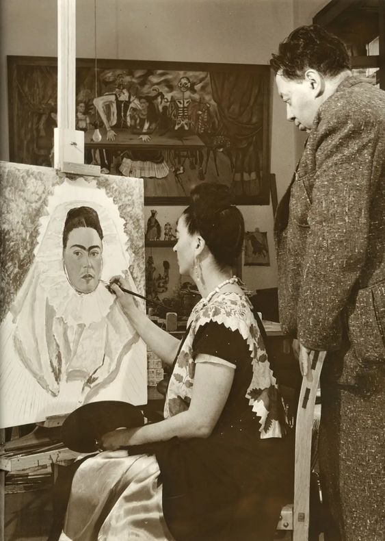 Frida Kahlo painting herself with a Resplandor
