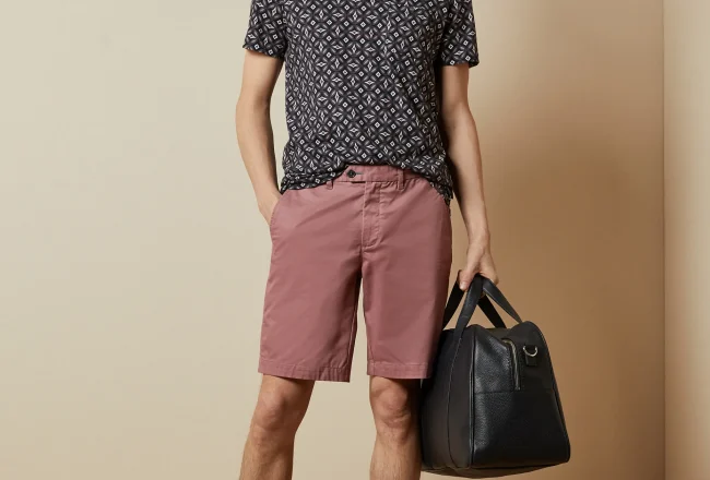 Homme tendance qui porte un short et un sac pour homme