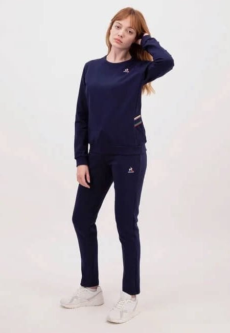 Woman wearing an elastane sweatshirt from the brand Le Coq Sportif