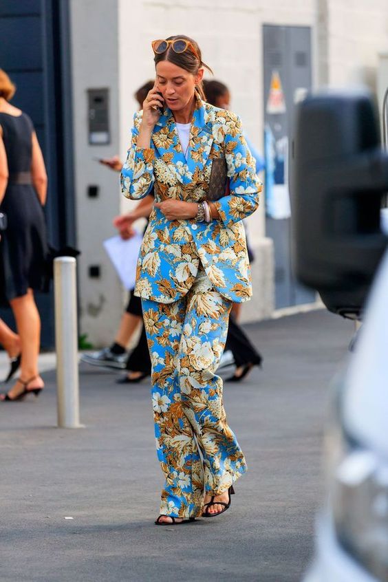 Woman wearing a floral print suit in a total look