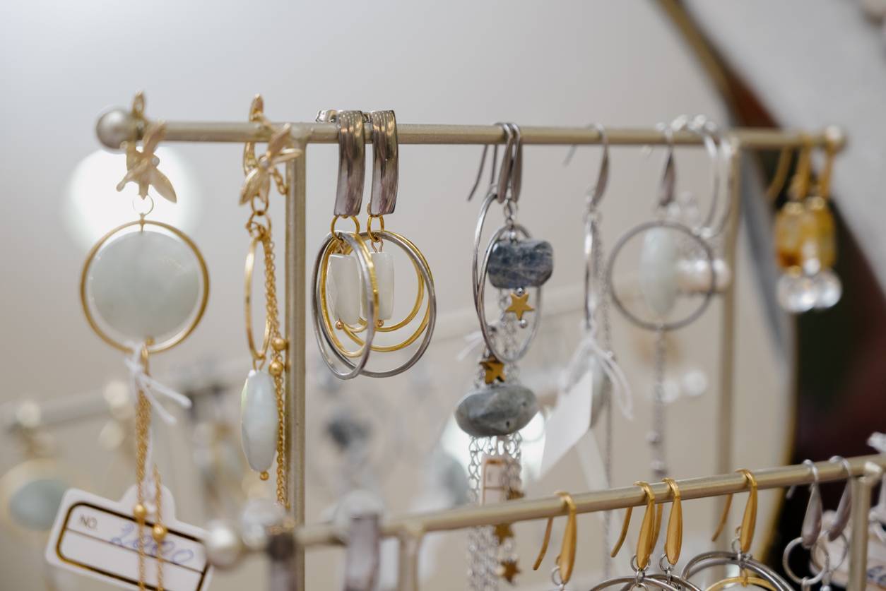 How to Make a Statement with Costume Jewelry? 2 Costume jewelry; material color combination