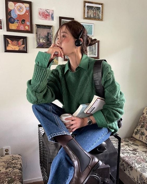 Look with green sweater and jeans