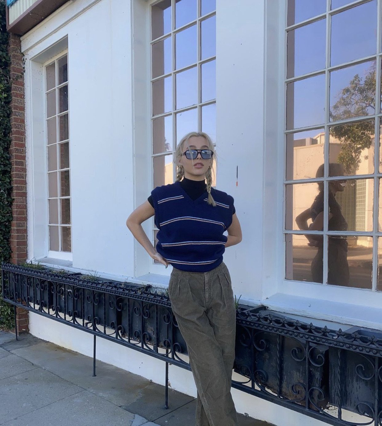 Emma Chamberlain portant un style Eclectic Grandpa