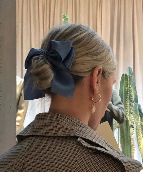 Hairstyle with a bun and a bow