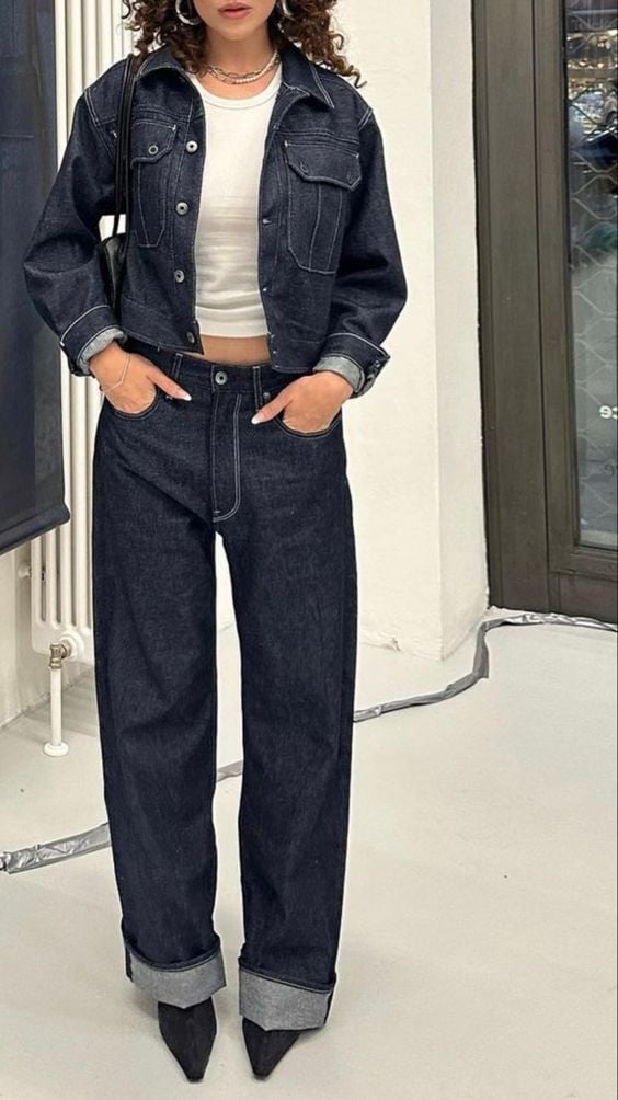 Total denim look in dark jeans