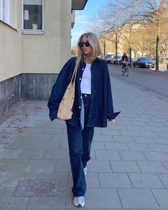 Total denim look in dark blue