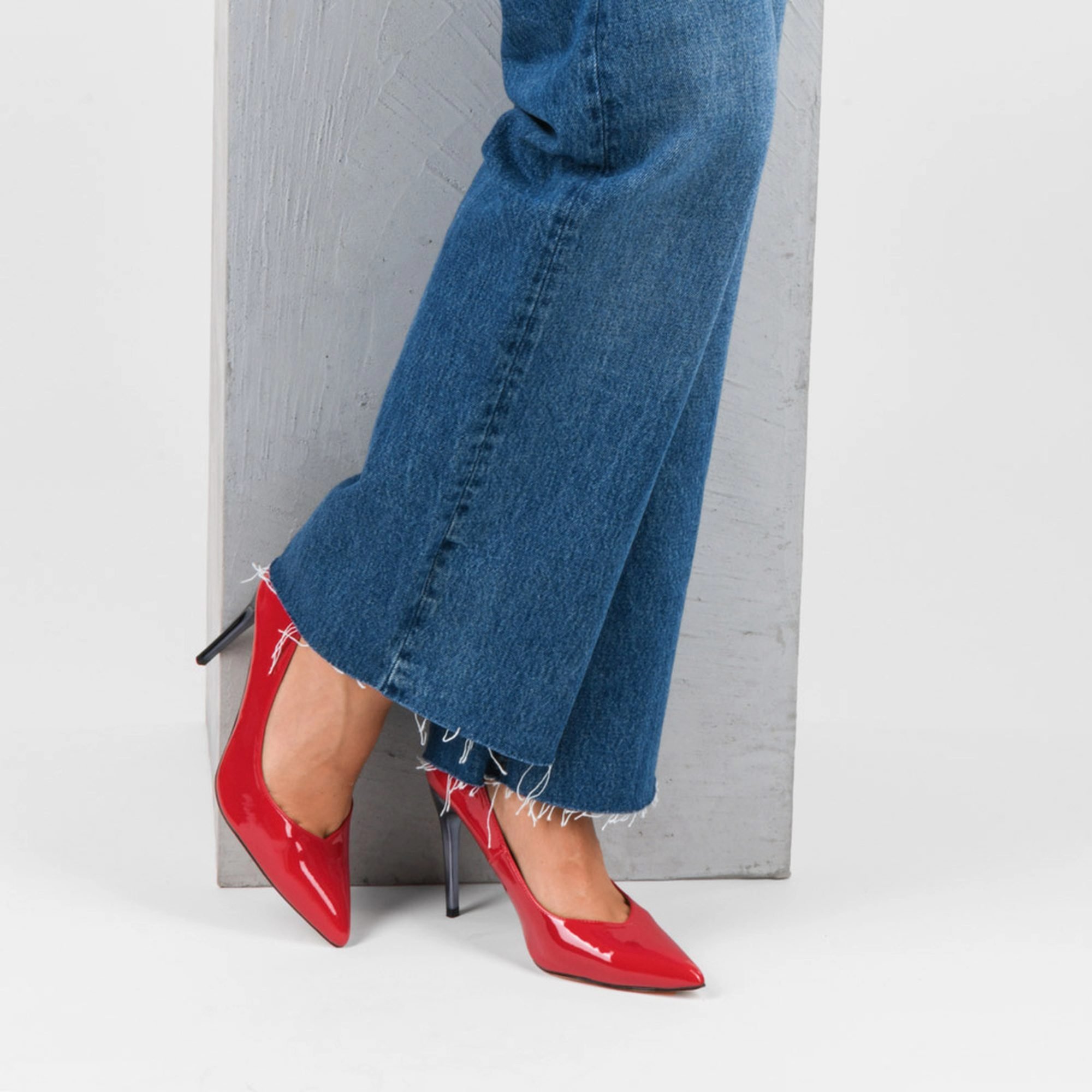 Pumps & Denim: The Ultimate Casual-Chic Duo Guide 8 MODALOVA escarpins denim guide duo casual chic ultime jean et escarpins rouge