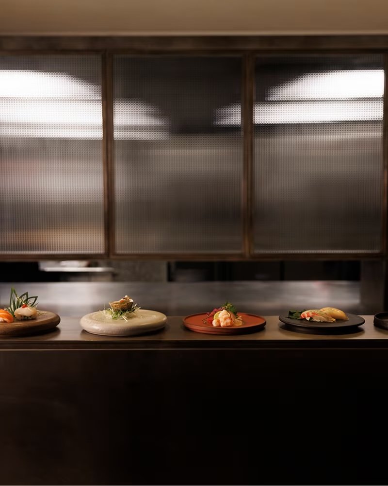 Sushi Peter Park et céramiques Daeyong Kim Saint Laurent