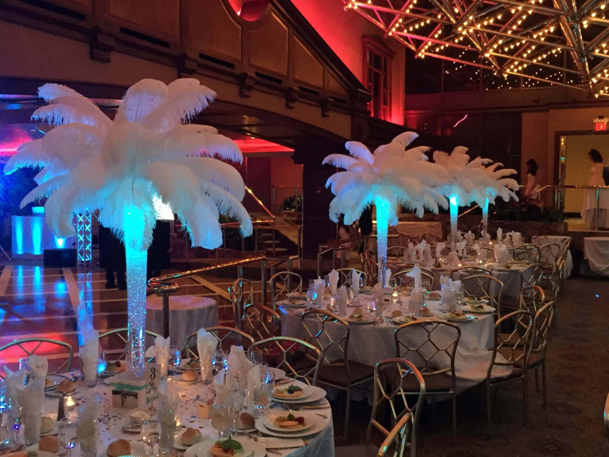 High stakes, high style: how to host a glamorous casino-themed party 2 MODALOVA high stakes high style how to host a glamorous casino themed party feather centerpieces