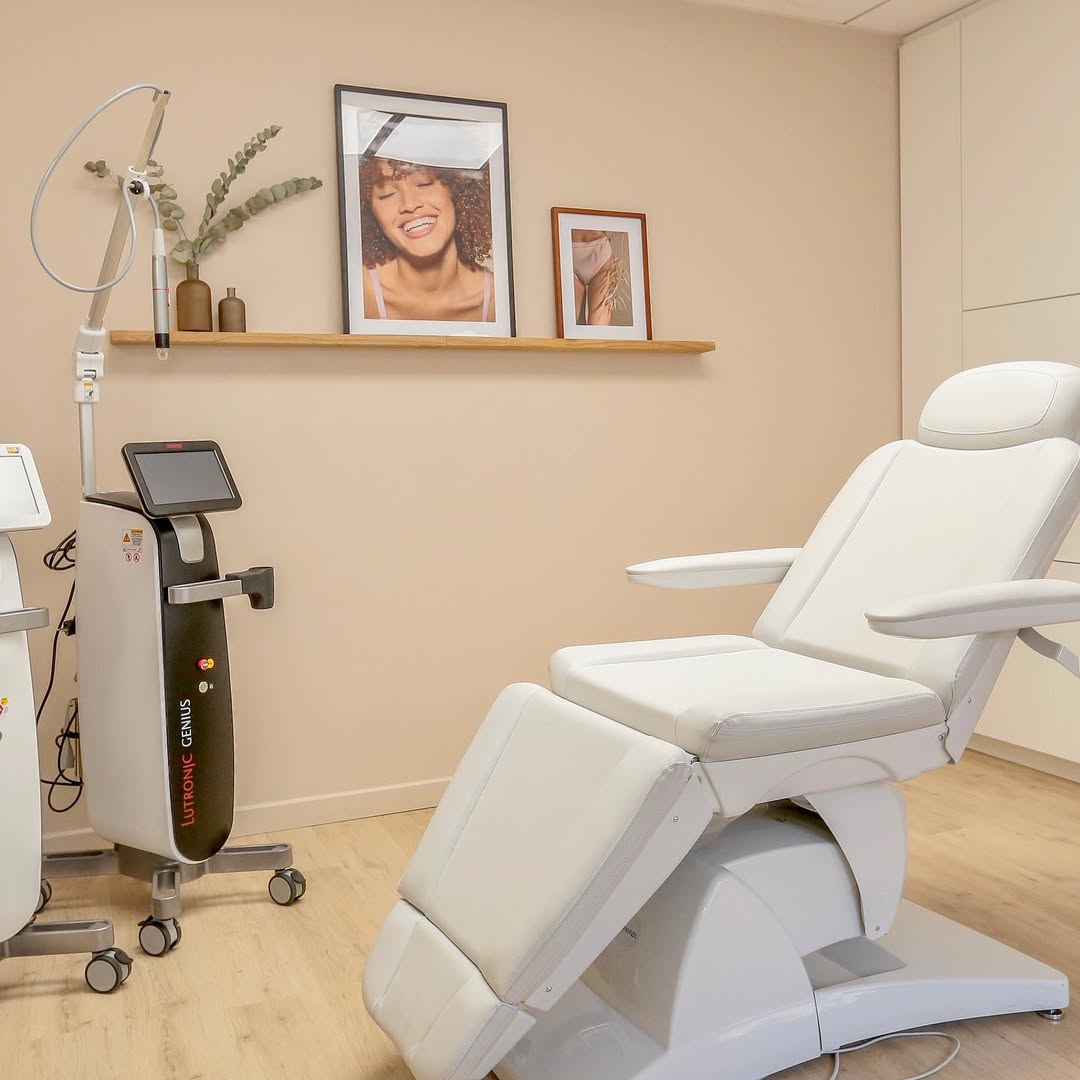 Des soins esthetiques repenses par la technologie Skinbooster LED radiofrequence les soins stars de 2025 pour une peau transformee 1 Modalova