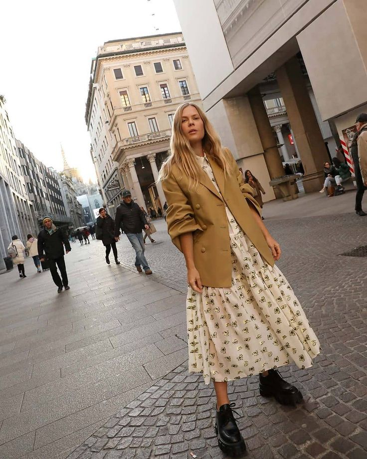 Grafische Eleganz Bedrucktes Kleid und maskuliner Blazer 1 7 stilvolle Kombinationen aus Kleidern und Jacken fur den Winter Modalova