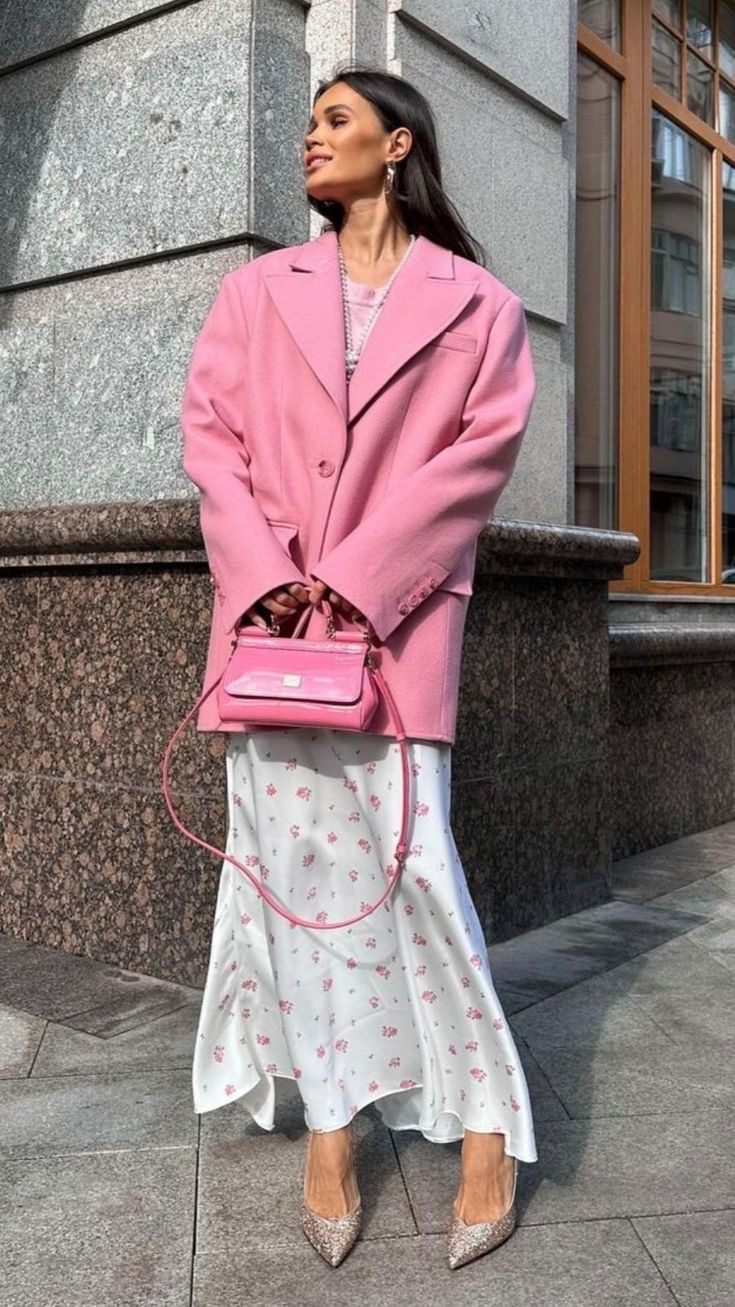 Grafische Eleganz Bedrucktes Kleid und maskuliner Blazer 2 7 stilvolle Kombinationen aus Kleidern und Jacken fur den Winter Modalova