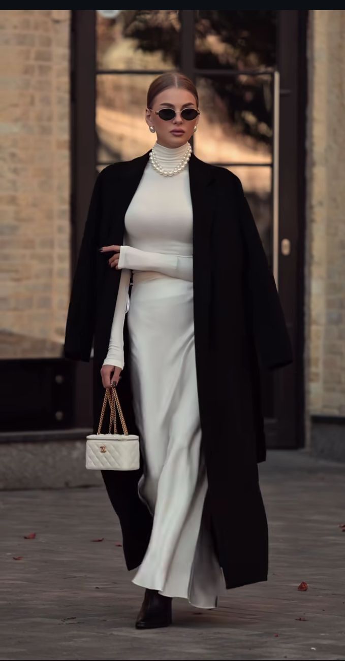 Minimalistische Eleganz Rollkragenkleid und langer Mantel 2 7 stilvolle Kombinationen aus Kleidern und Jacken fur den Winter Modalova