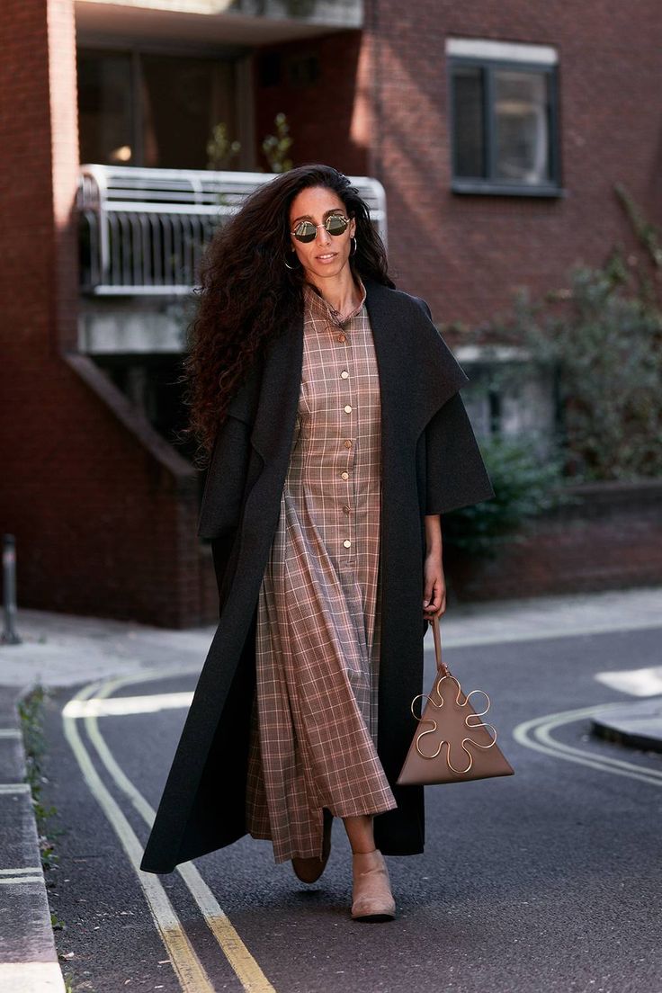 Muheloser Chic Hemdblusenkleid und Oversize Mantel 1 7 stilvolle Kombinationen aus Kleidern und Jacken fur den Winter Modalova