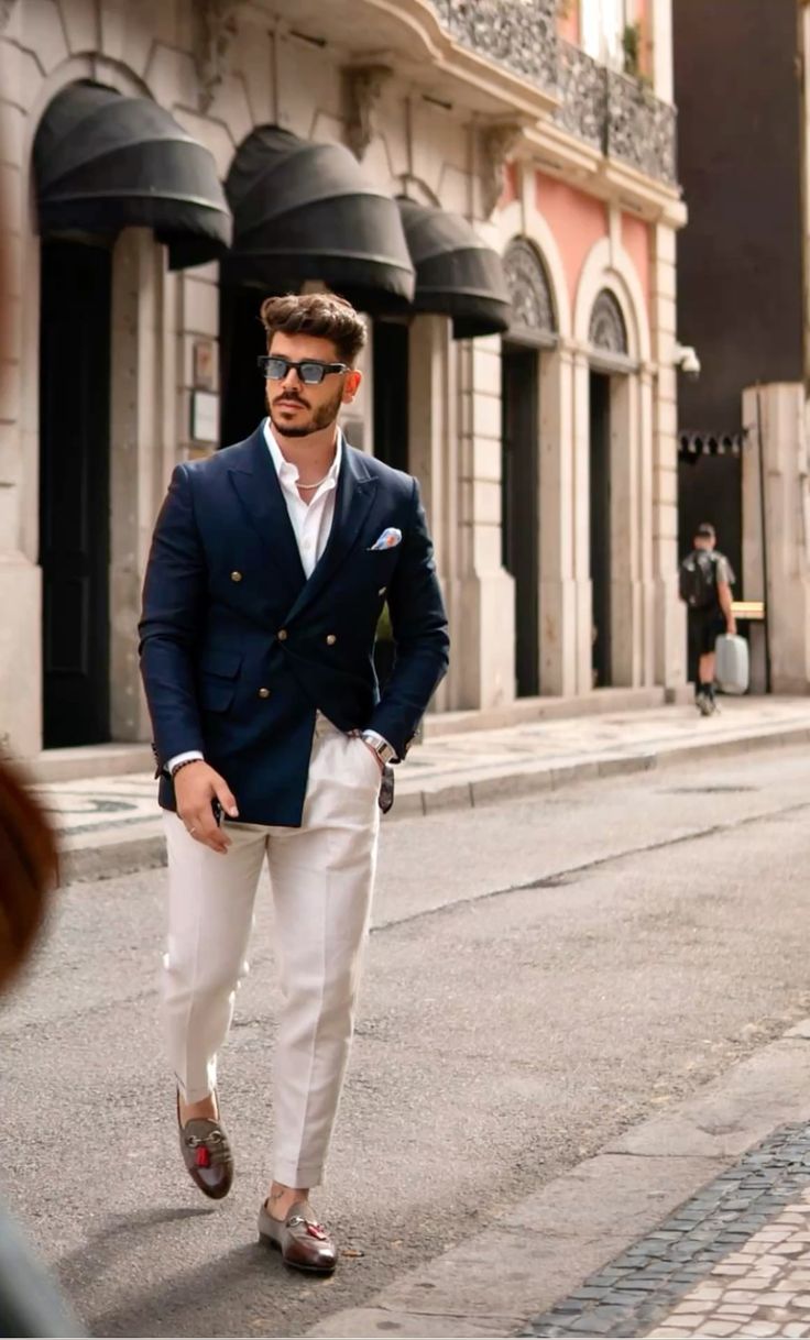 Look 2 The contrasted blazer with purpose Three refined ways to dress smart — without playing it safe Modalova 1