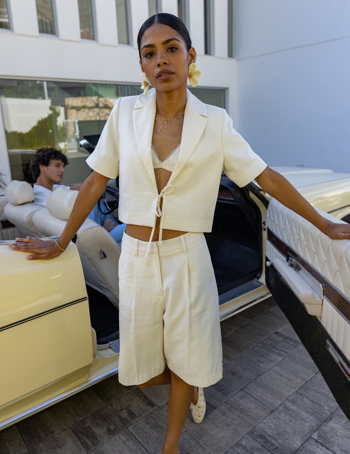 The New Rules for Wearing a Jacket in Summer 6 Choisir la bonne coupe oversize crop ou fluide Les nouvelles regles pour porter la veste en ete Modalova