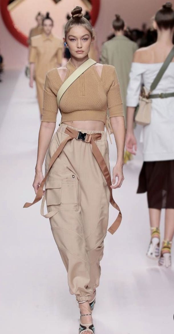 Cargo Couture: The Renaissance of a Utility Icon 8 Les podiums semparent du cargo Cargo couture la renaissance dune icone utilitaire Modalova