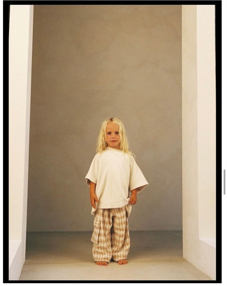 Oversized, raw materials, earth palette: the keys to children's style 2025 4 look enfants oversize