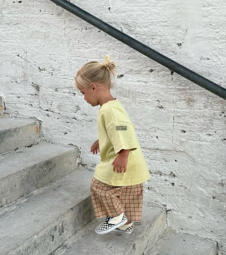 Oversized, raw materials, earth palette: the keys to children's style 2025 2 look enfants tendance rentree 2025