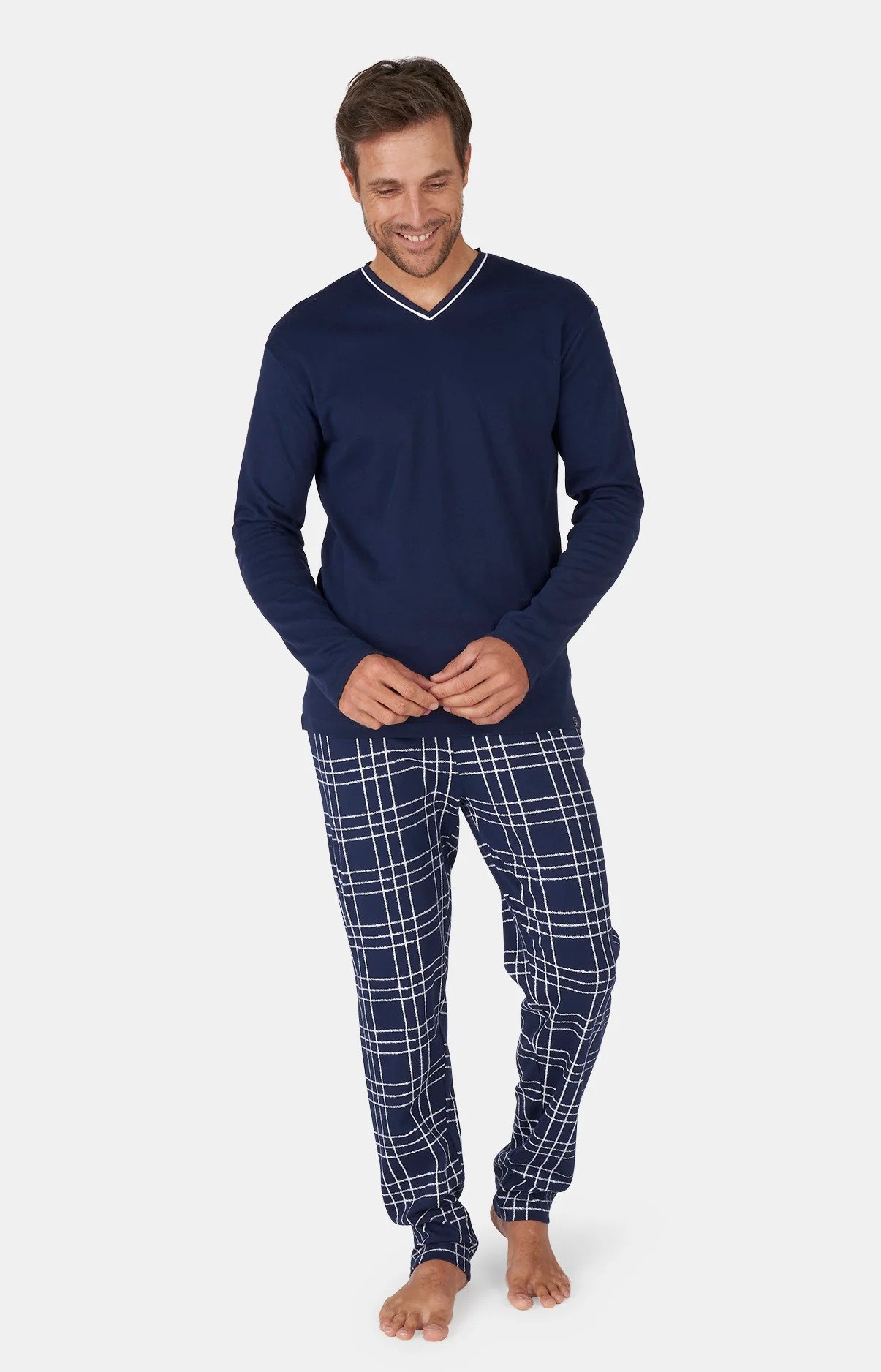 Men's Pajamas: The Discreet Irreverence of Casual Chic 6 Un vetement de nuit pour ceux qui cultivent lallure Pyjama homme lirreverence discrete du casual chic Modalova