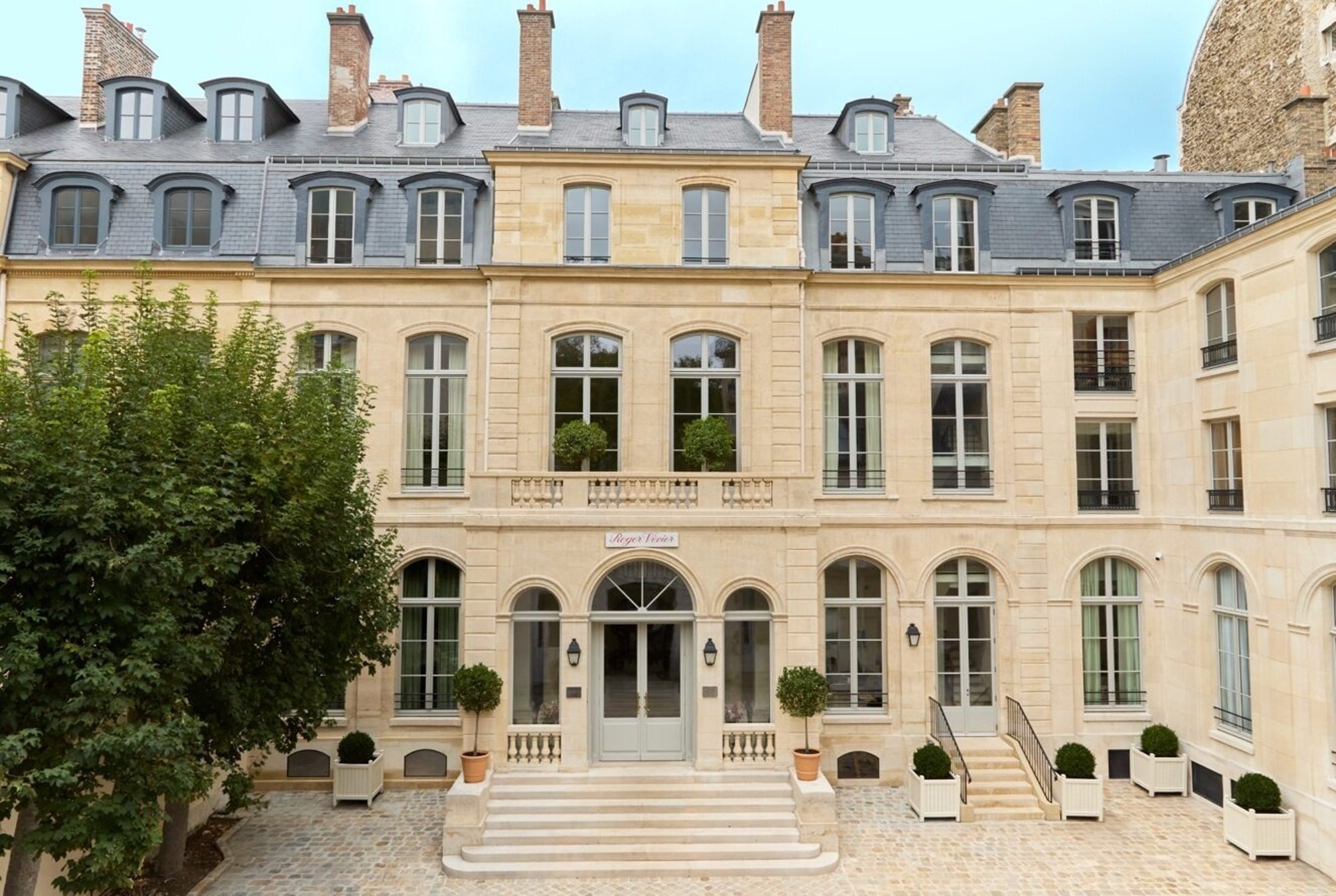 Roger Vivier: Parisian Elegance Sets Up Shop in Saint-Germain 1 roger vivier llgance parisienne sinstalle saint germain modalova