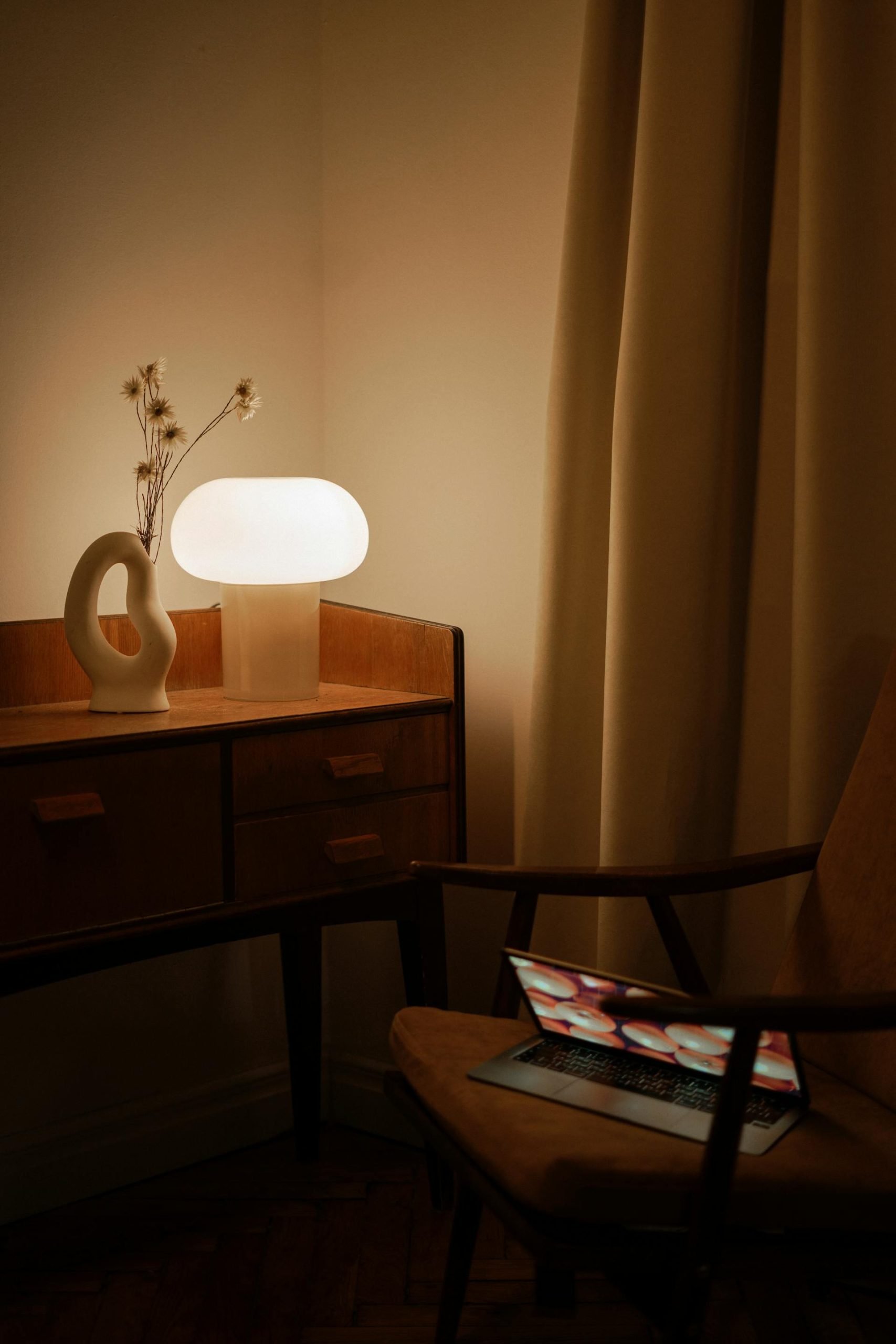 Orange lamp or paper lamp: trends not to miss 1 Lampe d'intérieur tendance 2025