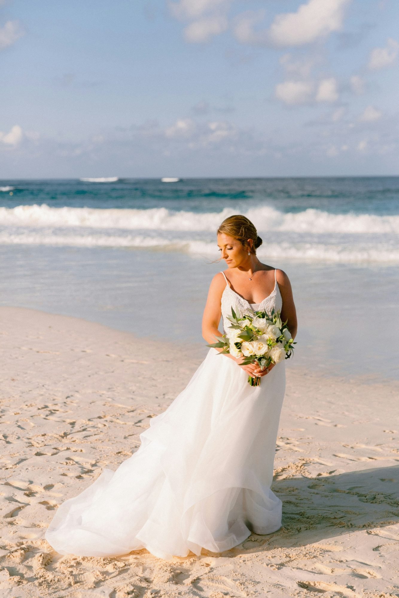 Silhouettes legeres pour les mariages face au rythme des vagues Quand le lieu devient muse de la robe nuptiale Modalova