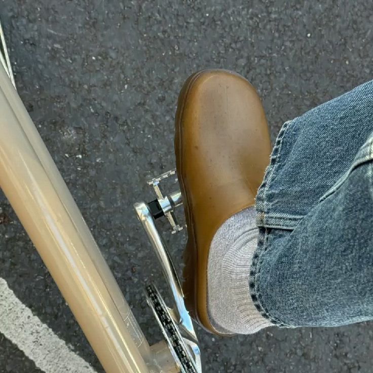 How to wear garden clogs in a city look