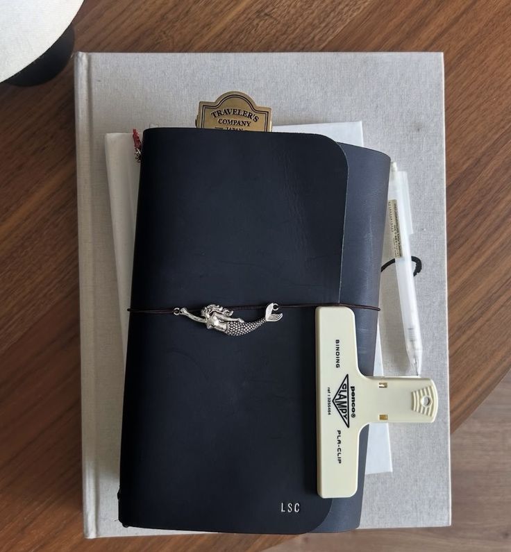 The custom refillable notebook brings back the joy of writing 10 Artisanal manufacturing of custom refillable notebook