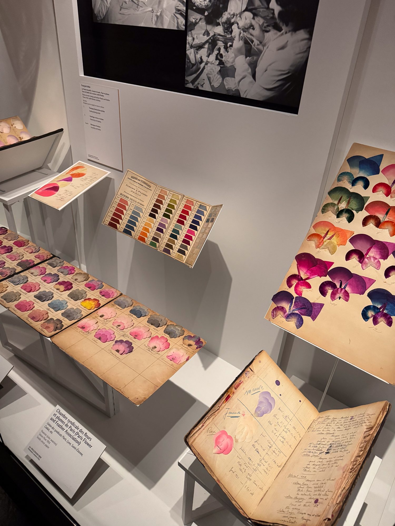 Examples of artificial flowers, expo Weave, Embroider, Enhance, photo Pauline PINOT