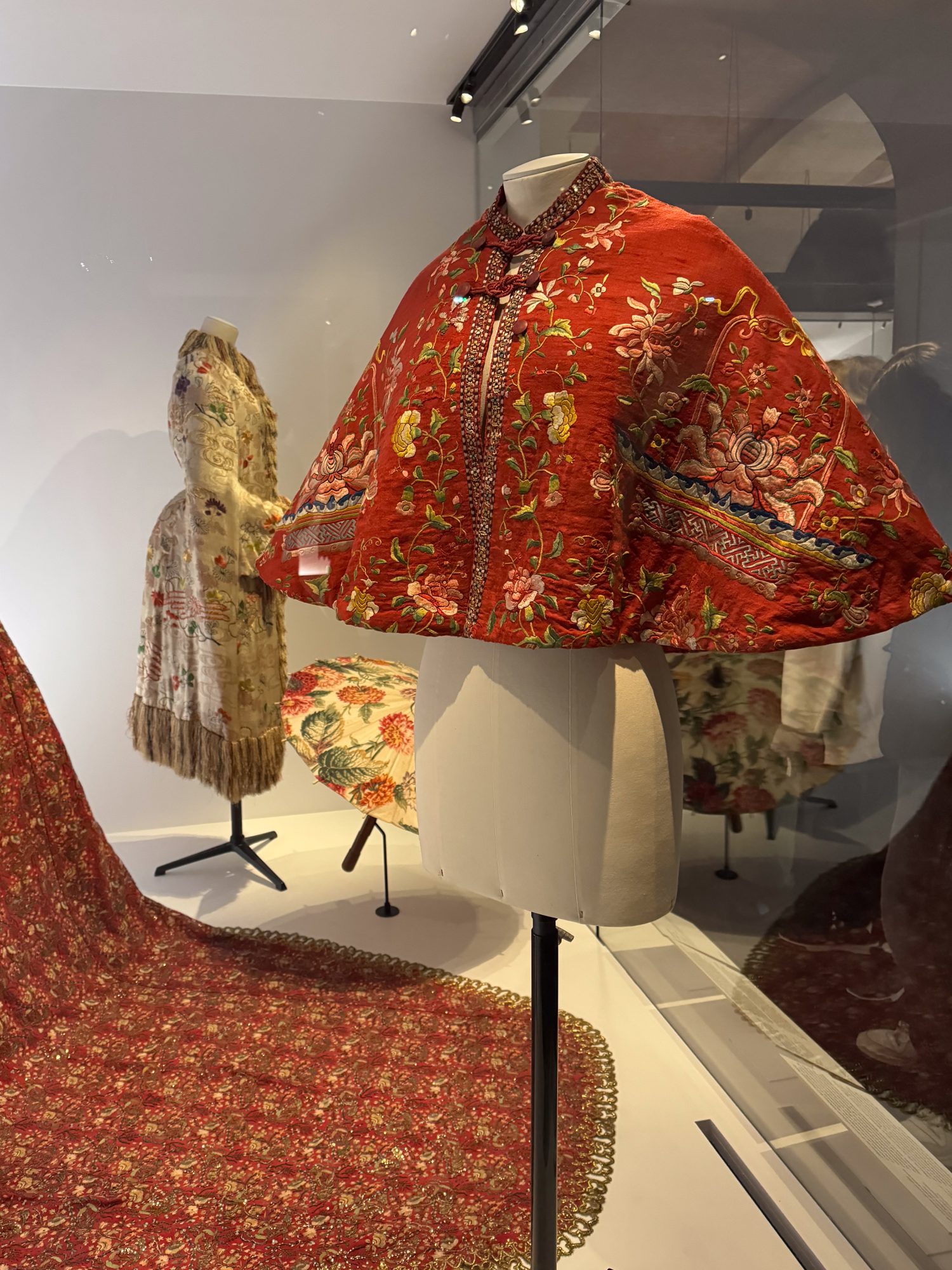 Cape with flowers expo Palais Galliera photo Pauline PINOT