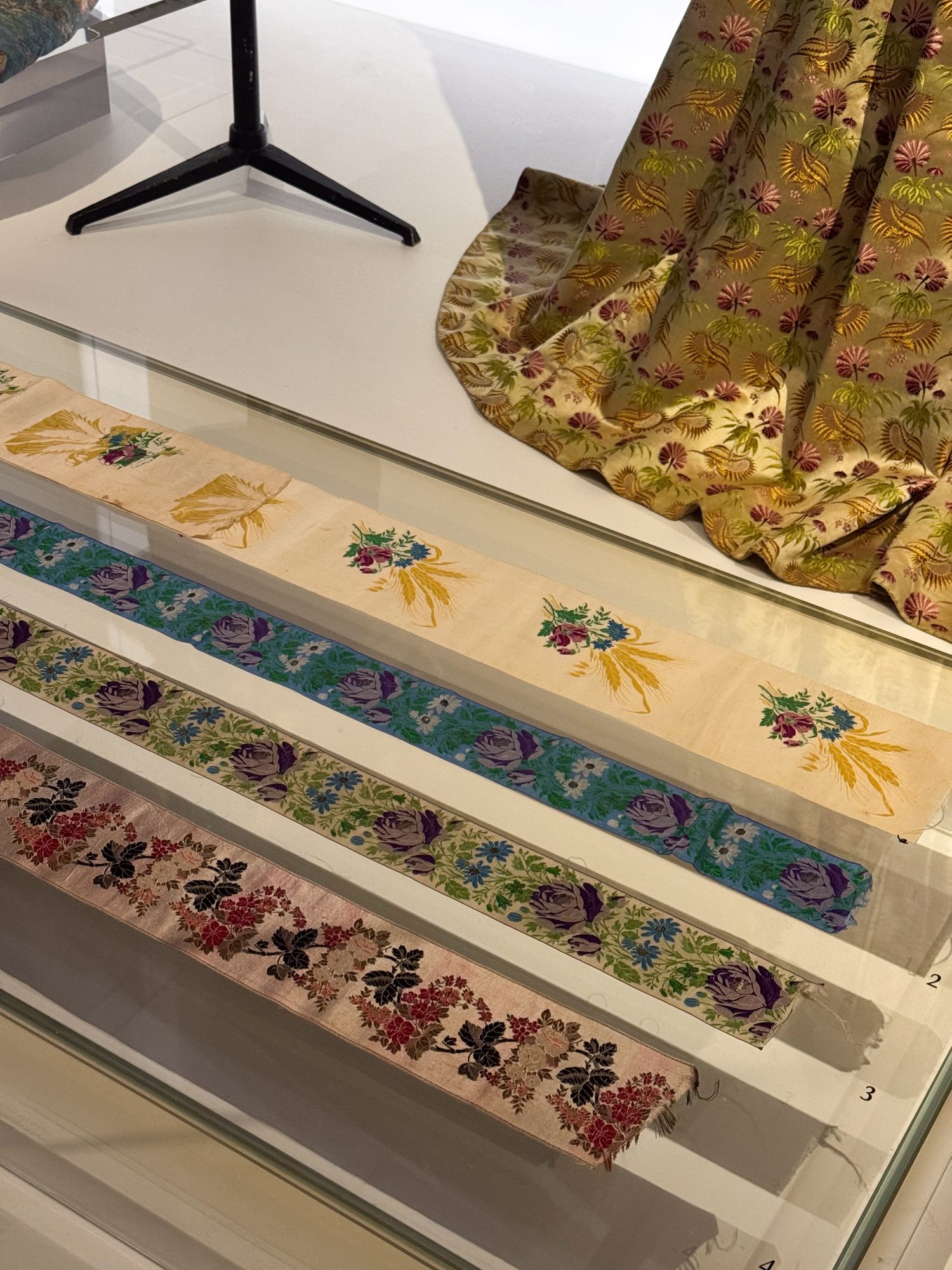 Examples of weaving, exhibition Palais Galliera, photo Pauline PINOT