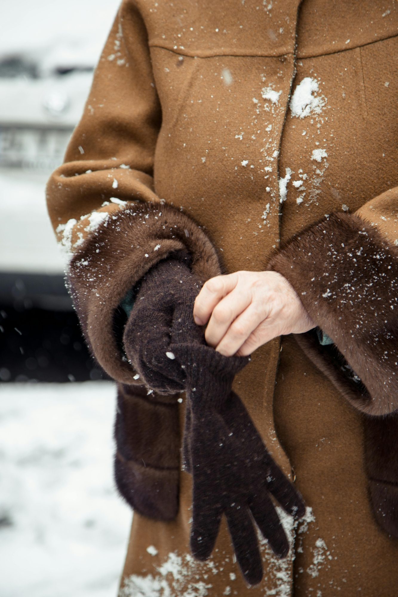 Why Gloves Remain a Classic Wardrobe Staple 2 Un accessoire qui traverse les siecles Pourquoi les gants restent un classique du vestiaire Modalova