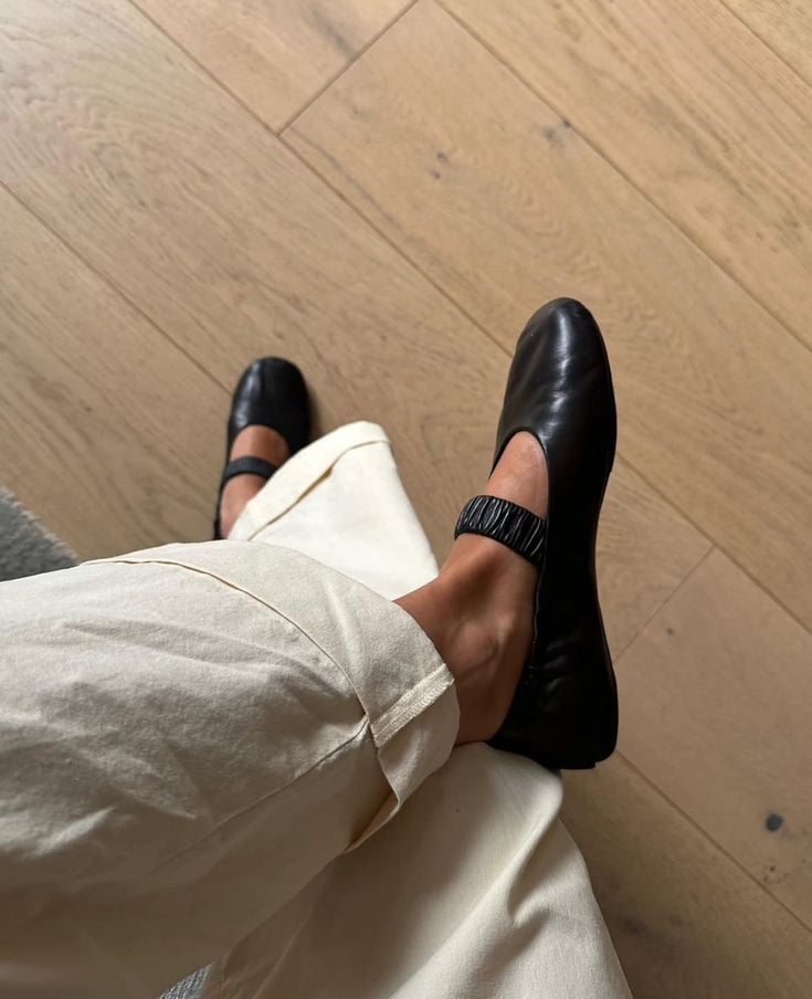 Soft leather ballet flats with elastic