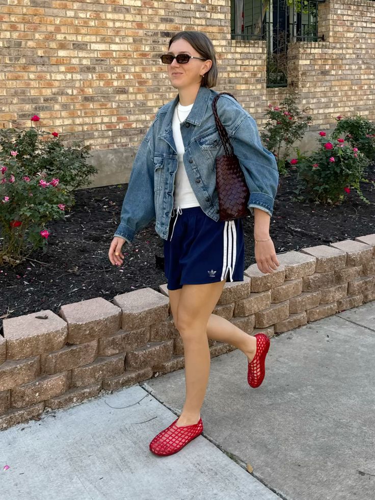 Jelly shoes make a comeback in spring trends? 16 Streetwear outfit with jelly shoes