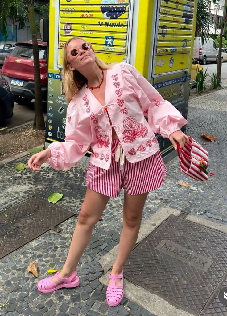 Jelly shoes make a comeback in spring trends? 12 Colorful outfit with jelly shoes