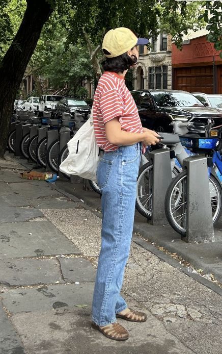 Jelly shoes make a comeback in spring trends? 13 Casual outfit with jeans and jelly shoes