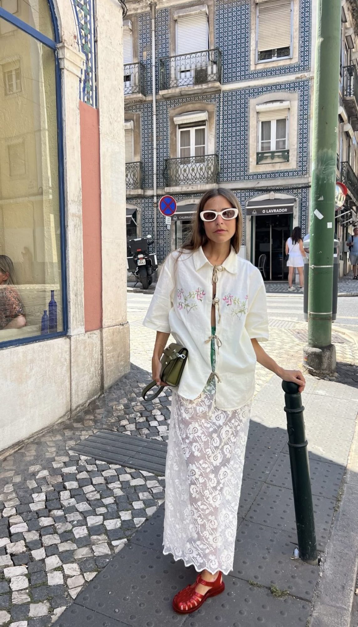 Jelly shoes make a comeback in spring trends? 14 Linen look with jelly shoes