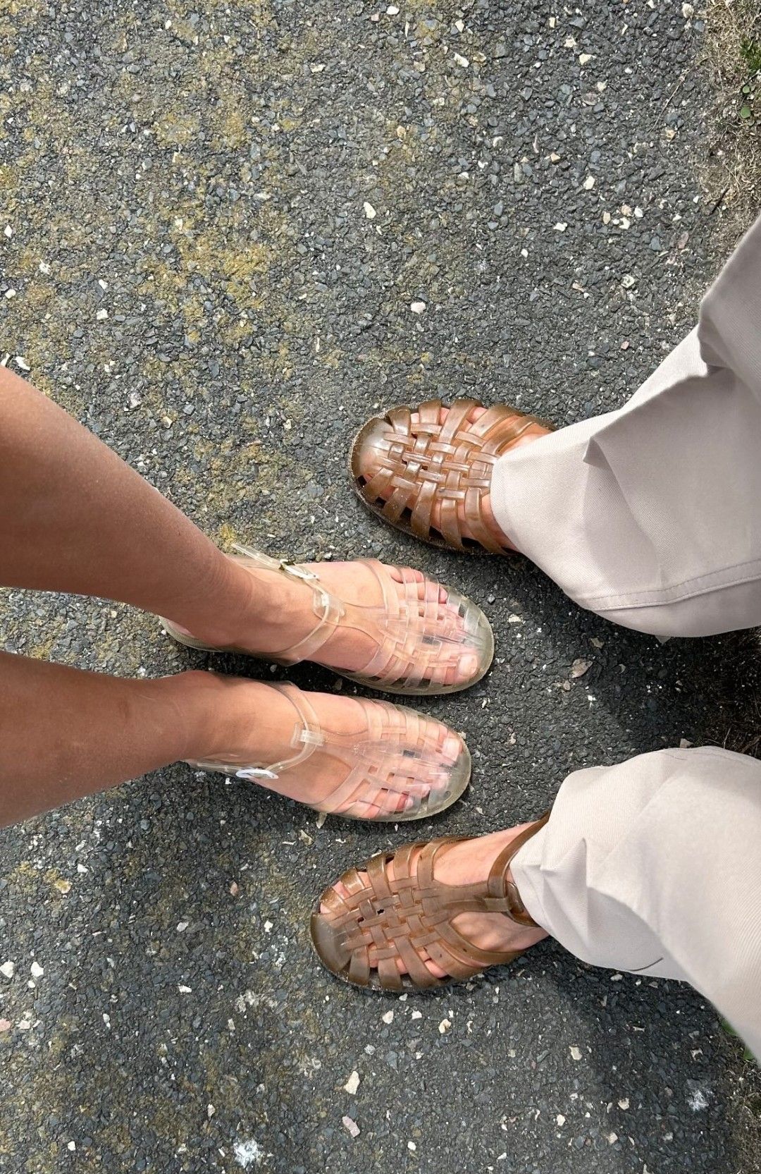 Jelly shoes make a comeback in spring trends? 3 Trendy jelly shoes