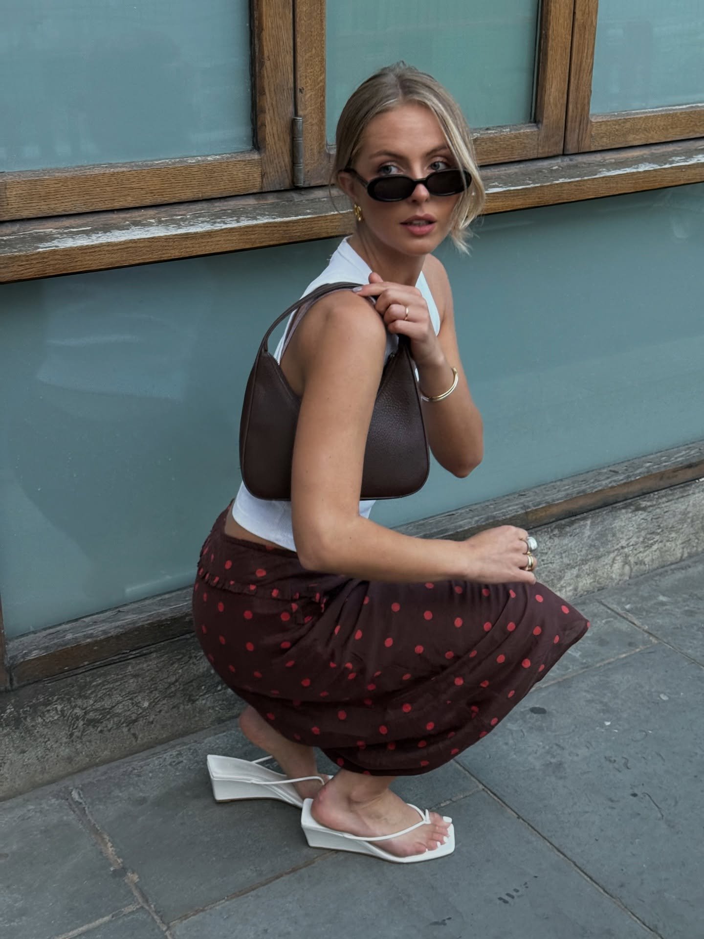 Look with polka dot skirt and wedge sandals