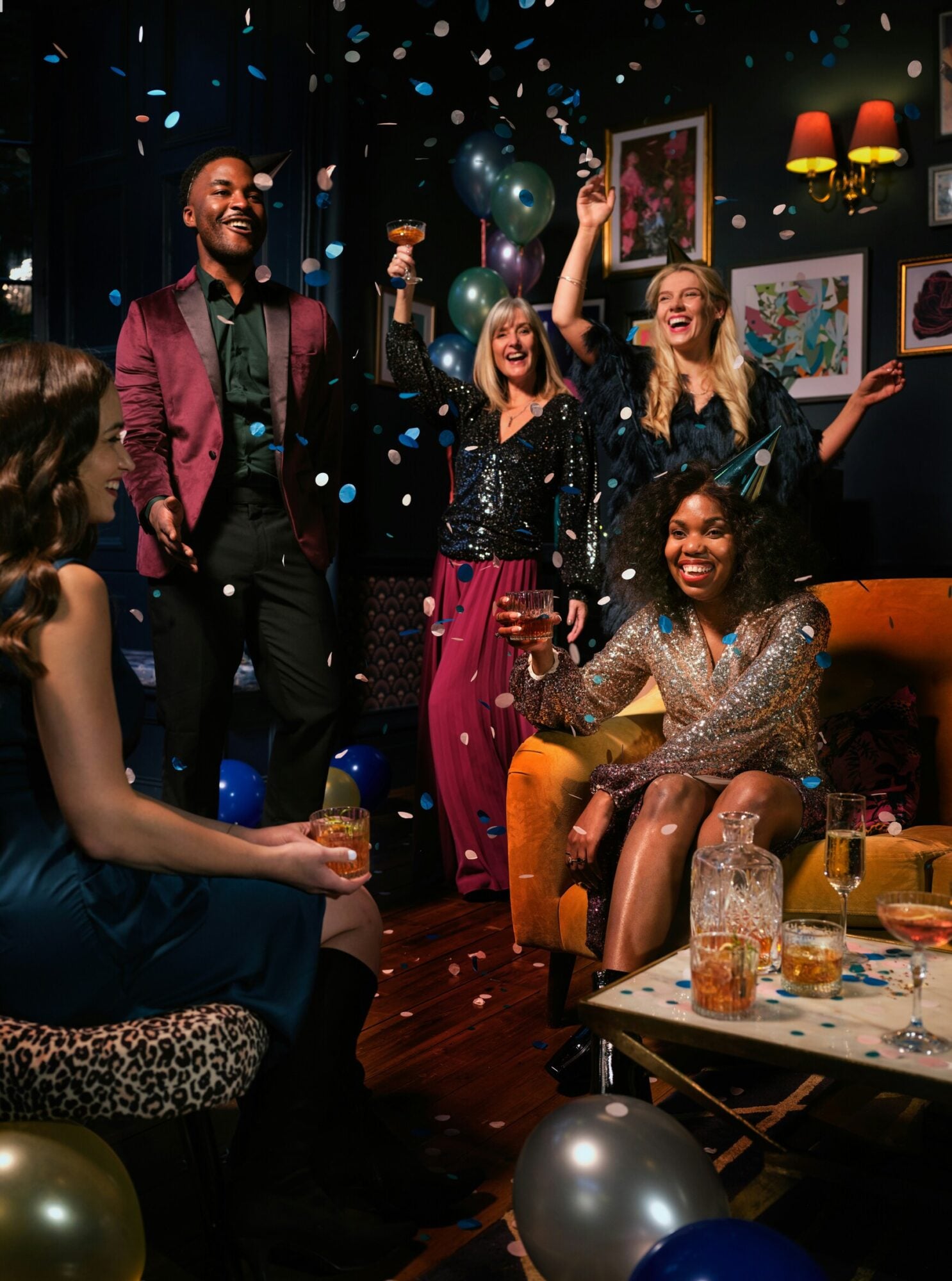The art of a stylish party photo album 5 Make group photos feel spontaneous The art of a stylish party photo album Modalova
