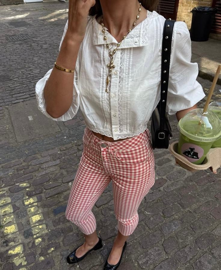 The Elegant Return of Capri Pants 21 Look with gingham capri pants