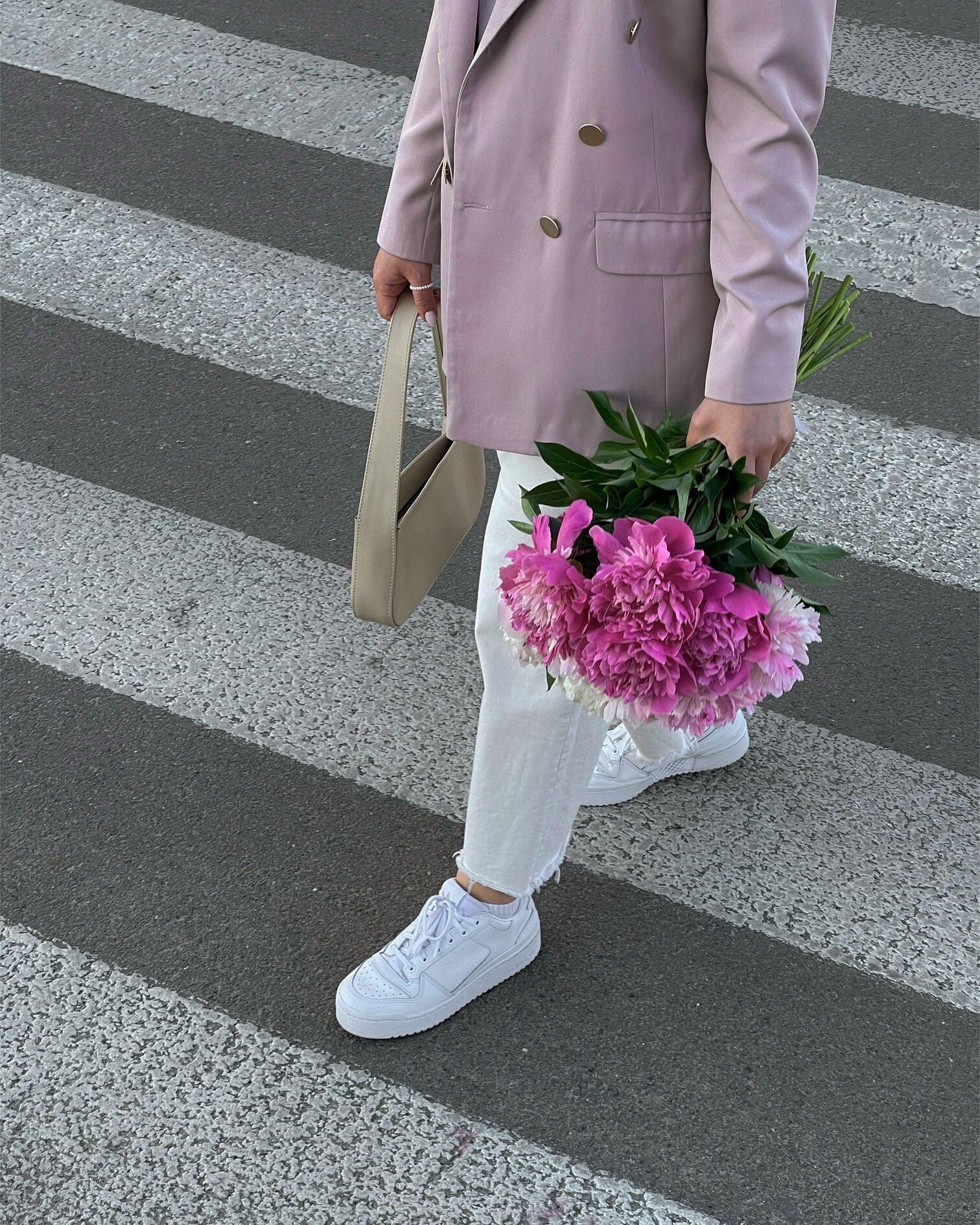 Trainers and couture: the art of contrast 8 From the court to the front row Trainers and couture the art of contrast Modalova