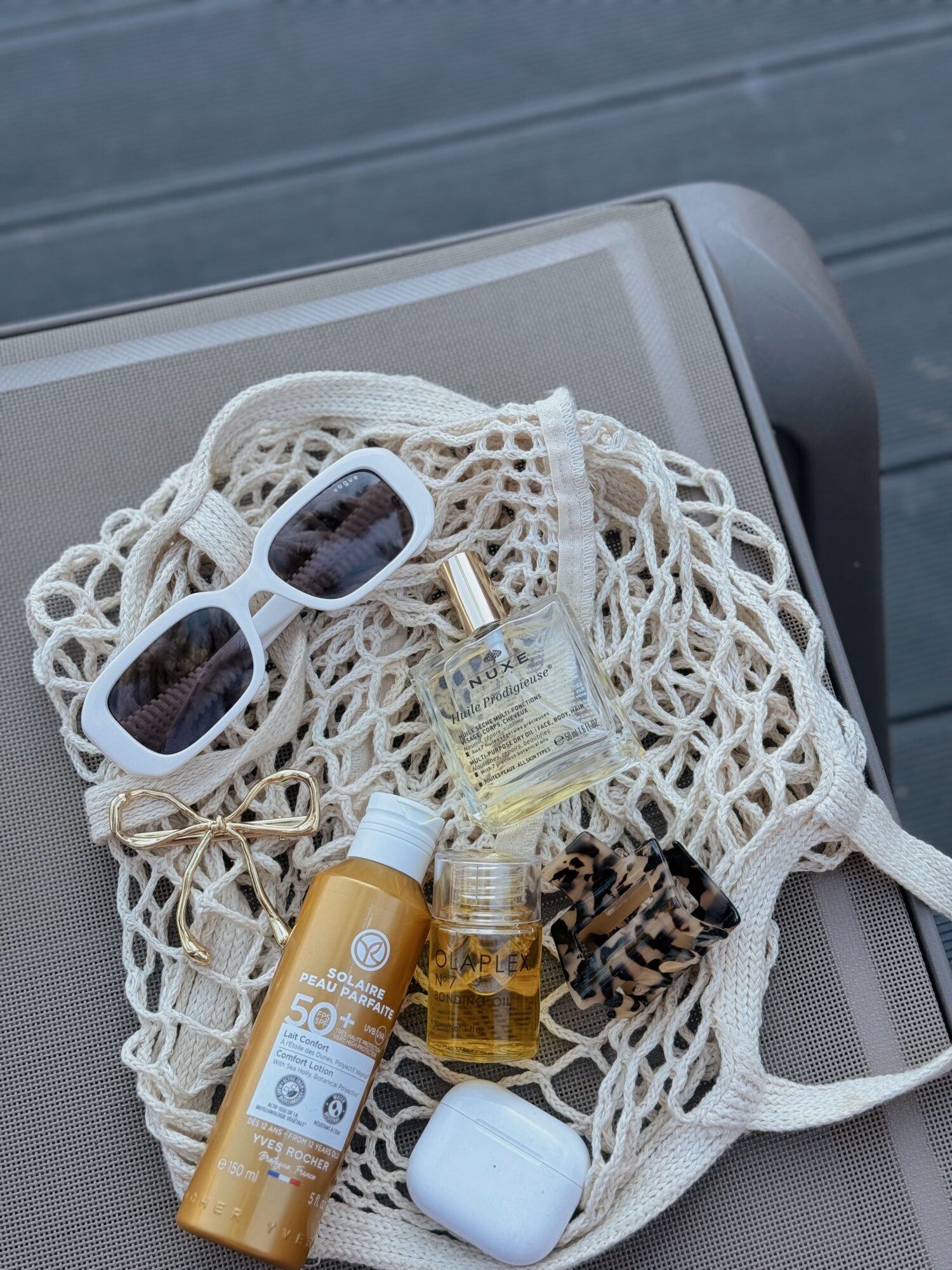 When the heat imposes a new beauty routine 5 Proteger leclat sans surcharger le teint Quand la chaleur impose une nouvelle routine beaute Modalova