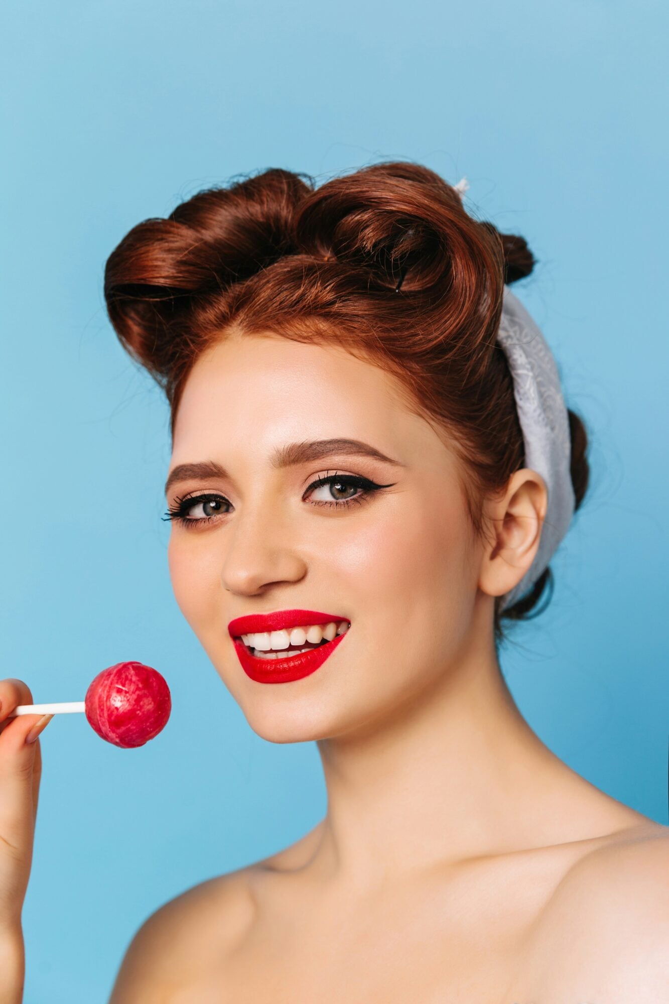 The pin-up allure, between retro glamour and modernity 5 Beaute pin up des details precis jamais figes Lallure pin up entre glamour retro et modernite Modalova