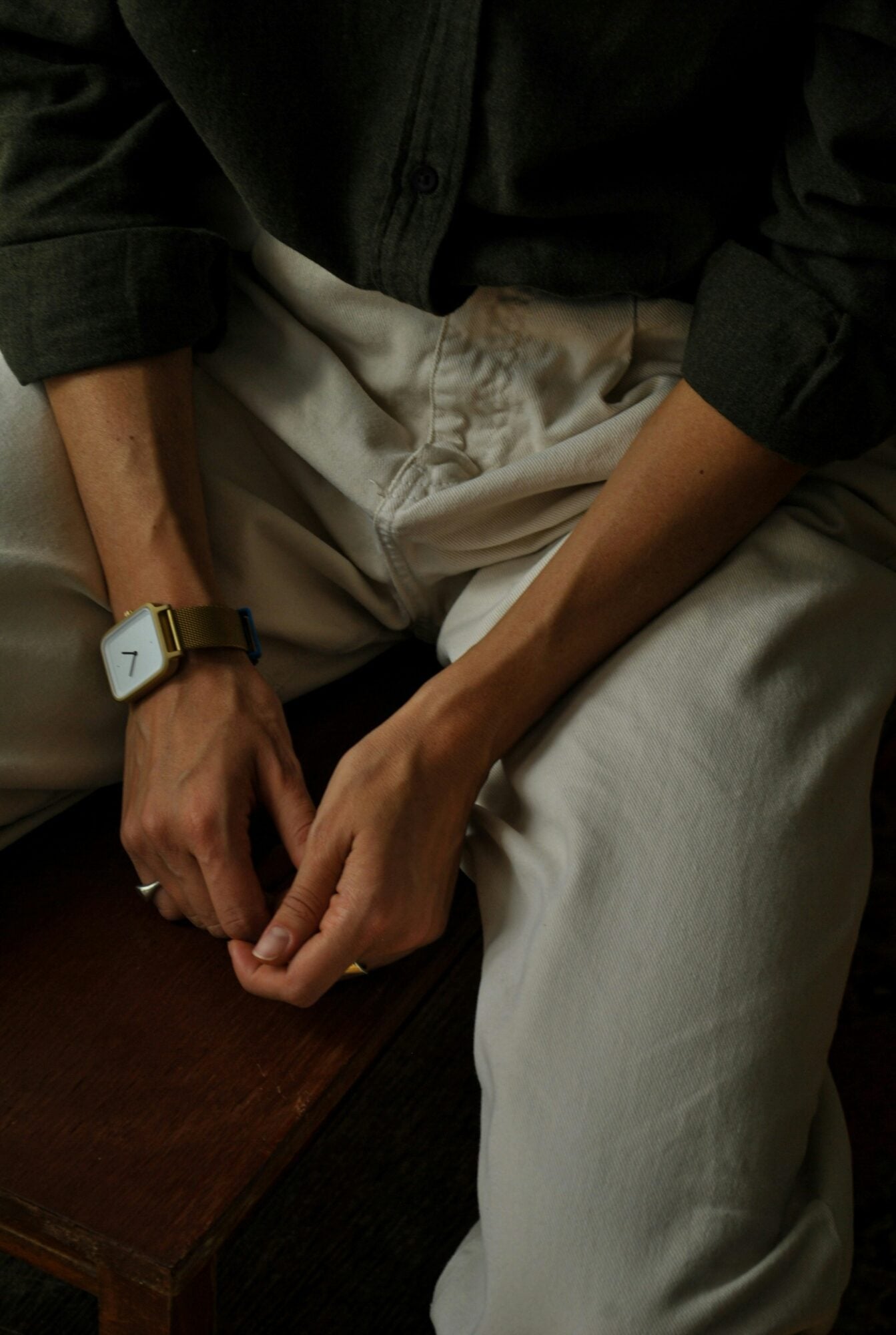 From XXL bag to square watch, the masculine look of 2026 4 La montre carree choisit la retenue Du sac XXL a la montre carree lallure masculine de 2026 Modalova