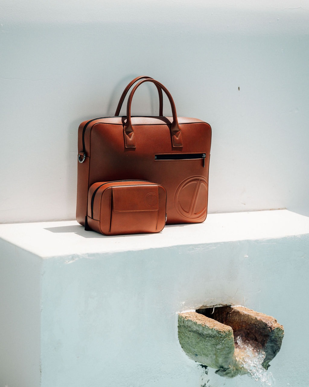 From XXL bag to square watch, the masculine look of 2026 2 Le sac XXL change les proportions Du sac XXL a la montre carree lallure masculine de 2026 Modalova